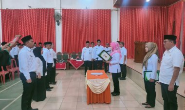 Bupati Dewi Handajani Melantik Dan Mengambil Sumpah Janji Jabatan PNS Fungsional Guru