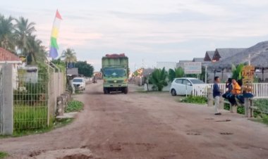 Melintas di Jalan Wisata Alam Tanjung Selaki Angkutan Batu Bara Diduga Merugikan Pedagang dan Wisatawan