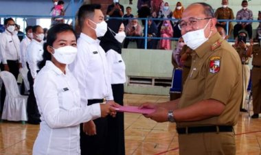 Sekda Mewakili Bupati Lampung Utara Bagikan SK CPNS