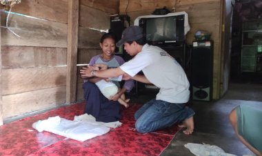 Pengurus Anak Cabang (PAC) Komunitas Maritim Indonesia (KOMMARI) Cukuh balak serahkan BPJS adik Rangga