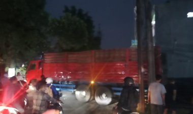 Mobil Pengangkut Tiang Telkom Asal Parkir  Membuat kemacetan Panjang Dikeluhkan Warga Sekitar