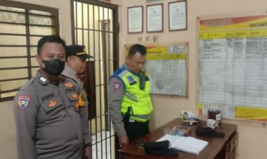Serah Terima Kan Pawas Ipda Udi Muhdi Kepada Pawas Agus Lili Suryana, Dengan Pengecekan Keamanan Tahanan Serta Kondisi Tahanan, Cek Buku Mutasi Berjalan Dengan Aman, Baik Juga Lengkap
