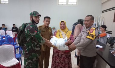Pastikan Tepat Sasaran, Kepala Desa Sukadamai M Sukiat Dampingi Kegiatan Penyaluran Beras Dari Badan Pangan Nasional RI Kepada Masyarakat