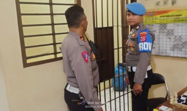 Proovost polresta Bripka Hakim Di Dampingi pawas piket Ipda Udi Muhdi Lakukan Pengecekan Tahanan Mako Polsek Cikupa Polresta Tangerang Polda Banten