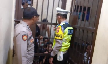 WaPawas Polresta Ipda Adi S Di Dampingi Aiptu Firdaus Lakukan Pengecekan Tahanan Mako Polsek Cikupa Polresta Tangerang Polda Banten