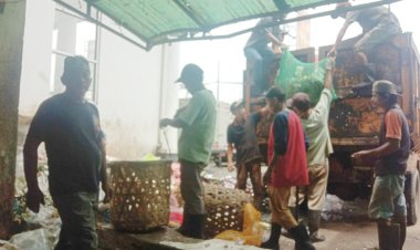 Pengangkut Sampah Pasar Tradisional Desa Cikupa Oleh Koordinator Kebersihan Kec. Cikupa Dan Pengelola Pasar Cikupa Dengan Truk Sampah