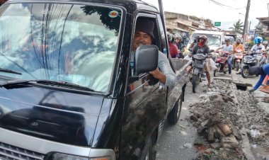 Penguna Jalan Keluhkan Proyek Drainase Yang Menyebabkan Kemacetan Sepanjang Jalan Padat Karya Sukamulya