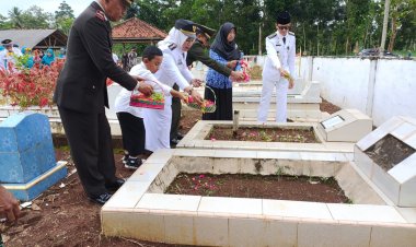 Sambut hari pahlawan, bertema tabur bunga di makam pahlawan desa srimenanti
