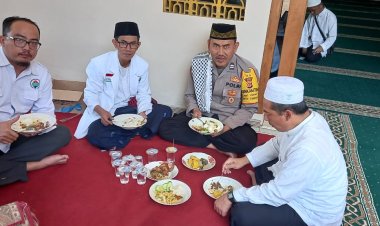 Kunjungan Silahturahmi Sekaligus Dialogis Kamtibmas Kepada Tokoh Masyarakat dilakukan Personil Polsek Cisarua Kabupaten Bogor