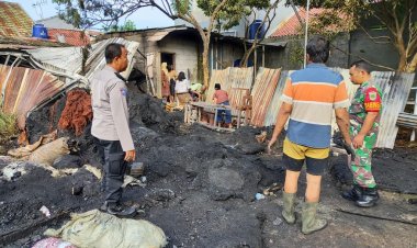 Polsek Cibinong Polres Bogor Gelar Lakukan Olah TKP kebakaran Sebuah Lapak Ban Bekas