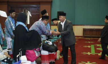 Sekda Burhanudin Lepas 230 Calon Jamaah Haji Kloter 71 JKS