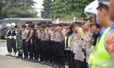 PENGAMANAN PIHAK KEPOLISIAN POLRES BOGOR BAIK BERSERAGAM DINAS DAN PREMAN DALAM KONSER MUSIK DI PAKANSARI ANTISIPASI ADANYA PERCALOAN TIKET MASUK