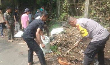 Bhabinkamtibmas Polsek Sukaraja Polres Bogor Aiptu Suwardi Bersama Warga Giat Gotong Royong Membersihkan Jalan