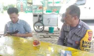 Bhabinkamtibmas Polsek Sukaraja Polres Bogor Desa Gunung Geulis Aiptu Suwardi Anjang Sana Dengan Staf Desa Gunung Geulis