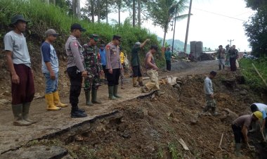 Hujan Deras Akibatkan Jalan Penghubung Desa Malasari Kecamatan Nanggung Kabupaten Bogor Alami Longsor