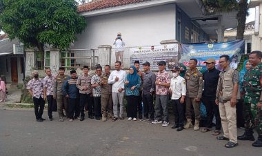 Pemerintahan desa Bojong koneng berbagi takjil gratis di depan kantor desa