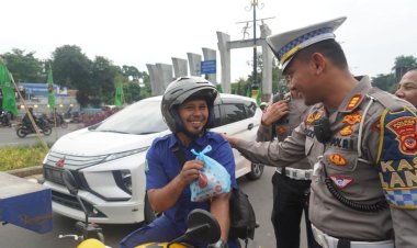 Satlantas Polres Bogor Bagikan 200 Takjil Gratis kepada Pengguna Jalan