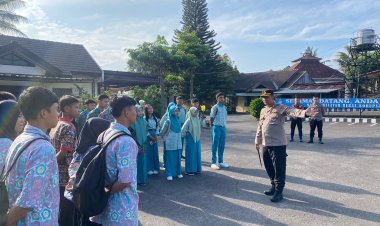 *Kapolres Lambar langsung pimpin Jumat curhat bersama siswa-siswi SMA*
