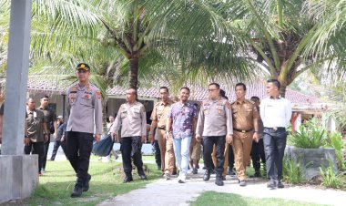 "Kapolda Lampung didampingi PJU Polda Lampung cek persiapan pengamanan Kejuaran surfing internasional tahun 2023 di tanjung setia pesisir barat"