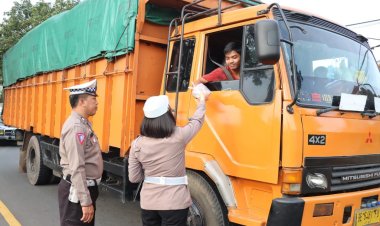 Berhentikan Pengguna Jalan, Polres Lampung Timur Bagi Takjil Gratis