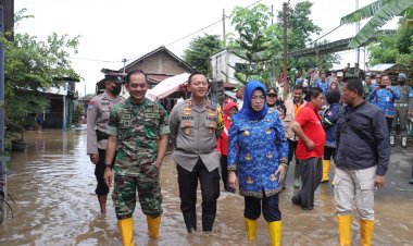 Kapolres Sukoharjo Bersama Forkopimda Berikan Bantuan Kepada Warga Terdampak Banjir