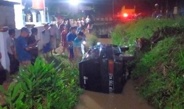 Daihatsu Hijet 1000 yang di tumpangi kades Bumiharjo terjun bebas masuk irigasi.
