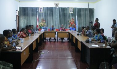 Puluhan Tenaga Honorer Kepulauan Yapen Unjuk Aksi Protes, Pemda Kepulauan Yapen Ajak Mediasi Bersama