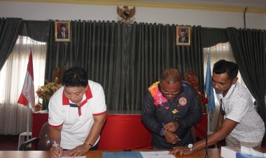 MoU Penulisan Buku 10 Tahun Kepemimpinan Tonny Tesar - Frans Sanadi Dalam Akselarasi Pembangunan 53 Tahun Kabupaten Kepulauan Yapen 