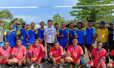 Hadiri Pertandingan Persahabatan Tim Voli HUT RI ke-77 di Distrik Angkaisera, "Junjung Tinggi Sportivitas" pesan Anggota DPRD Ade Yullen Banua