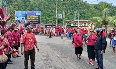 Penuh Antusias, Ratusan Masyarakat Mariadei dan Banawa Berkumpul Menunggu Kirab Obor Sidang Sinode GKI Ke-18