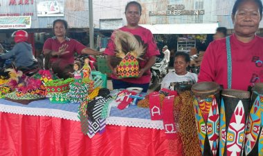 Sambut Sidang Sinode GKI Ke-18, Puluhan Mama-mama Papua UMKM Ambil Bagian dalam Pameran Mini Kerajinan Tangan di Pasar Aroro Iroro