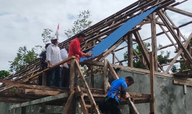 Akhirnya Gereja GPdI Shekinah Glory Kandowarira Dibangun, Bupati Yapen Tonny Tesar tandai Paku Seng Pertama dan Berikan Bantuan