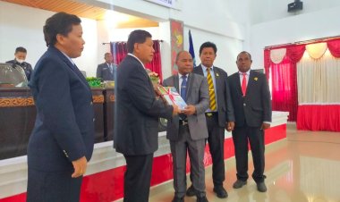 Bupati Tonny Tesar Sampaikan LKPJ Tahun 2021 Pada Rapat Paripurna I DPRD Kabupaten Kepulauan Yapen