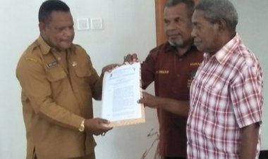Resmi DAS Yawa Unat Menyerakan SK 11 Kepala Marga dan 2 Kepala Keret kepada Kesbangpol Yapen.