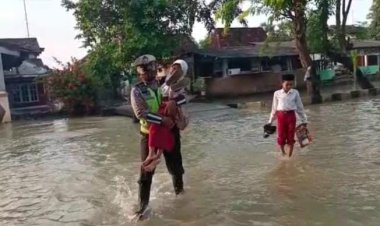 Terdampak Banjir, Kanit Lantas Polsek Mrangen  Bantu Anak-Anak Berangkat Sekolah