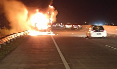 Bus Rosalia Indah Hangus Terbakar Di Tol Tegal-Brebes