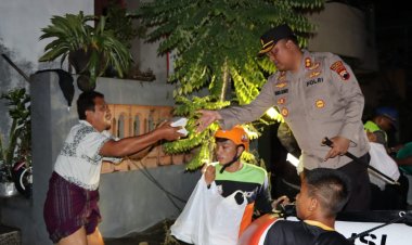 Cegah Kejahatan Saat Banjir Rob, Kapolres Demak Patroli Malam dan Bagikan Makanan Kepada Warga