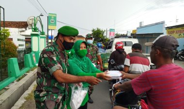Koramil 19 Trucuk dan Persit Bagikan Takjil dan Masker Kepada Masyarakat Yang Lewat
