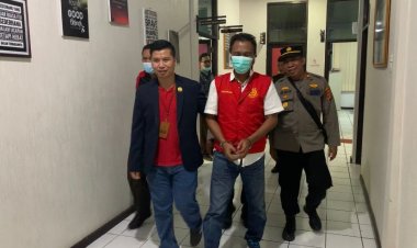 Tersandung Kasus Korupsi, ALB Kenakan Baju Tahan dan Tangan Terborgol