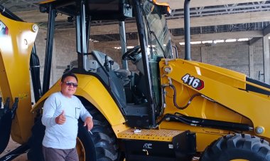 Menginspirasi, Tokoh Masyarakat Beli Alat Berat 1,2 M untuk Perbaiki Jalan Pemerintah