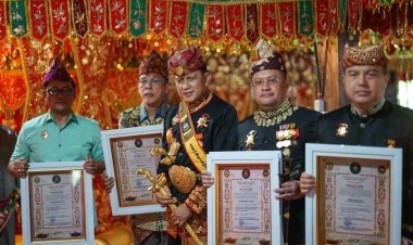 Komjen Pol. Tomsi Tohir Mulang Pekon disambut Prosesi Adat Kepaksian Pernong Sekala Brak