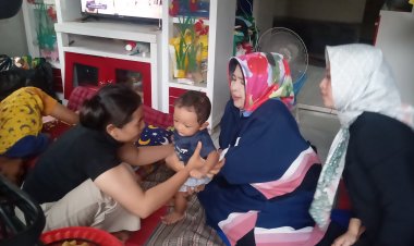 Keluarga Babay mahesa mengucapkan terima kasih kepada Hj Atty yang sudah menengok anak yang sedang sakit 