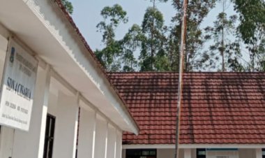 Kepsek SD Negeri 4 Cisarua Ganti Bendera Marah Putih yang robek dengan Keputusan Tegas