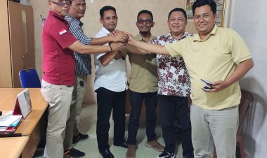 Solidaritas Asosiasi Wartawan atas pengroyokan ketua SMSI datangi POLRES Way Kanan.