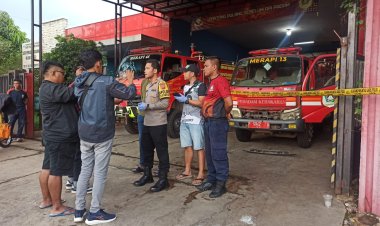 Polsek Cileungsi Lakukan Olah TKP Terkait Percobaan Pencurian Dengan Kekerasan Menggunakan Senjata Api Dikantor Damkar