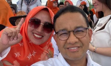 Anies Baswedan Ajak Berfoto Selfie Caleg Milenial Teti Lestari di Kampanye Tebuka Kabupaten Bekasi 