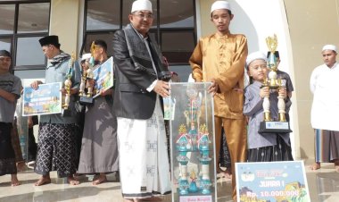 Usai Sholat Ied, Bupati Tanjabbar Serahkan Hadiah Festival Arakan Sahur 