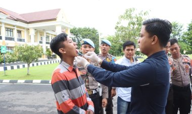 Sie Dokkes Dengan Diawasi Langsung Sie Propam Polres Oku Cek Pemeriksaan Narkoba Anggota Dengan Sample Saliva