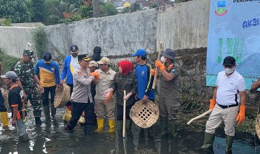 Memperingati Hari Lingkungan Hidup Sedunia 2024, Kapolres Garut Bersama Forkopimda Mengadakan Kegiatan Aksi Bersih Sungai Cikendi