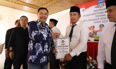 Pj Bupati Garut Menyerahkan NIPD Milik Perangkat Desa Kepada 41 Sekdes Di Pantai Rancabuaya.